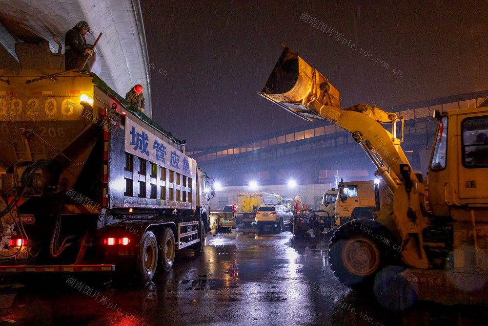 风雪夜 长沙 桥隧人 洒盐防冻