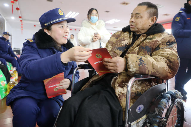 消防宣讲员,拉家常,传授消防知识,养老院,老人