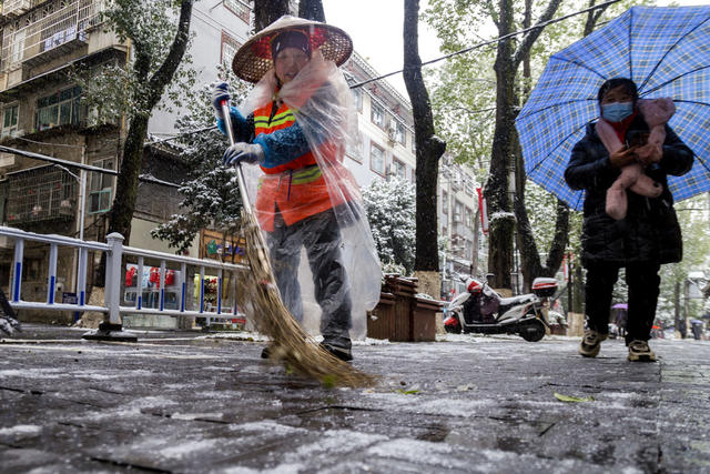 湖南 通道 环卫 工人 冒雪 清扫 垃圾 保清洁