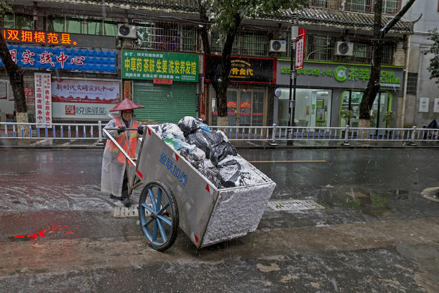 湖南 通道 环卫 工人 冒雪 清扫 垃圾 保清洁