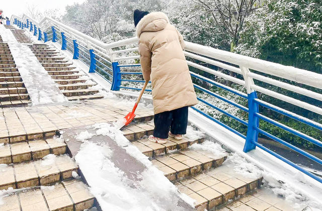 湖南  郴州 王仙岭   社区党员 
 志愿者  风雪清扫  表率    瑞雪兆丰年   黄建华