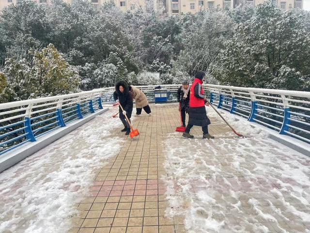 湖南  郴州 王仙岭   社区党员 
 志愿者  风雪清扫  表率    瑞雪兆丰年   黄建华