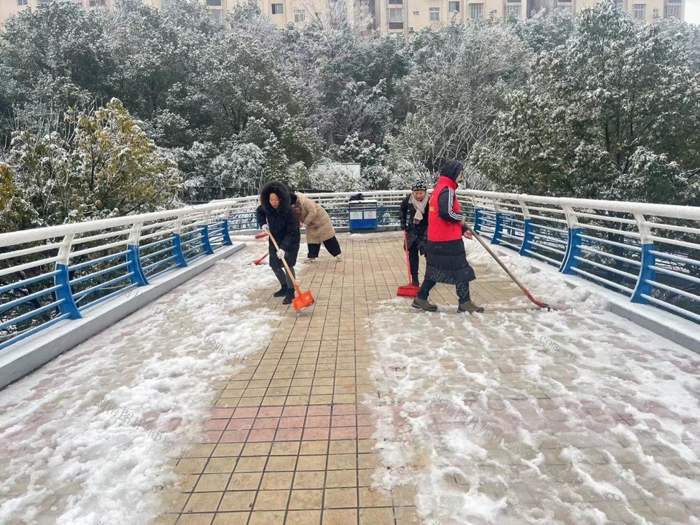 湖南  郴州 王仙岭   社区党员 
 志愿者  风雪清扫  表率    瑞雪兆丰年   黄建华