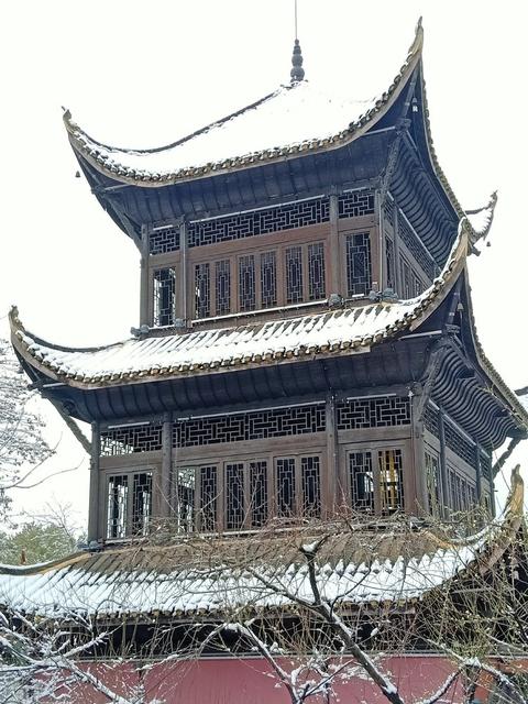 迟来的雪惊扰了千年古城