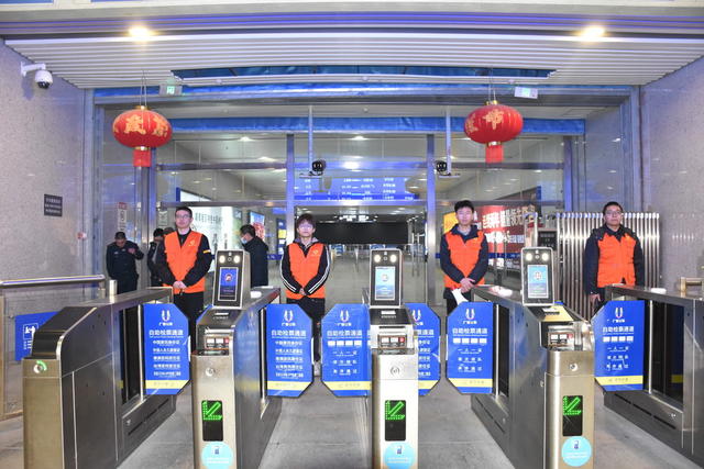 返隆大学生 参加 春运志愿服务活动