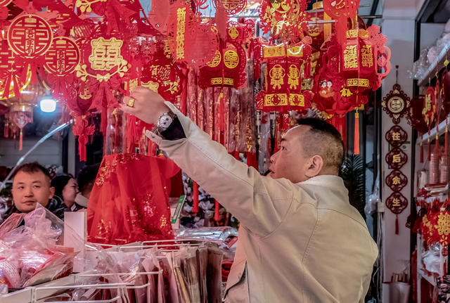 买个   灯笼     过大年