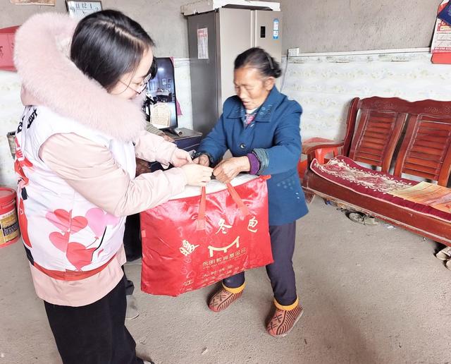 爱心温暖留守娃