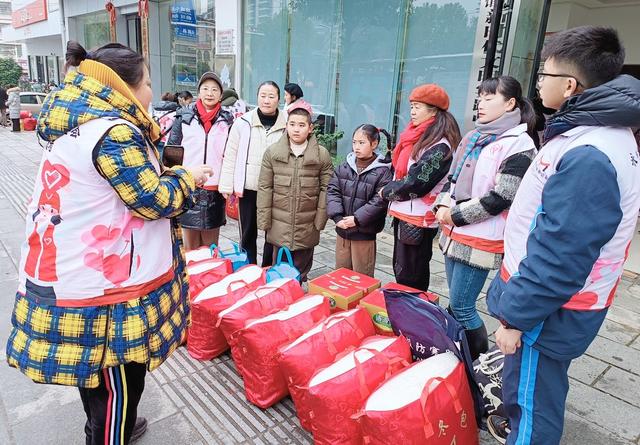 爱心温暖留守娃