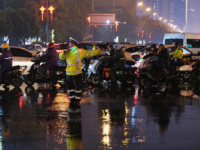 雨中，保安全，协警