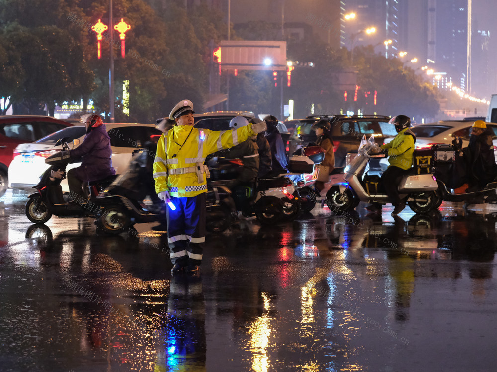 雨中，保安全，协警