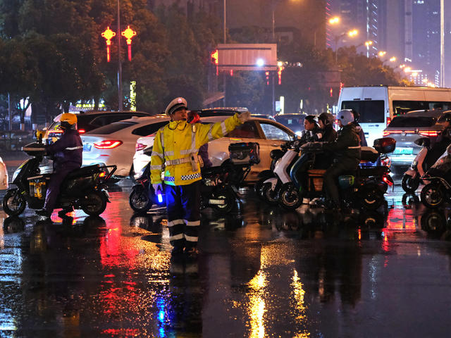 雨中，保安全，协警