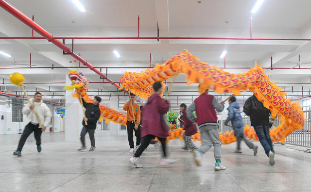 寒假
学生
舞龙
新春
春节