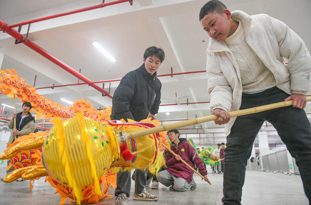 寒假
学生
舞龙
新春
春节