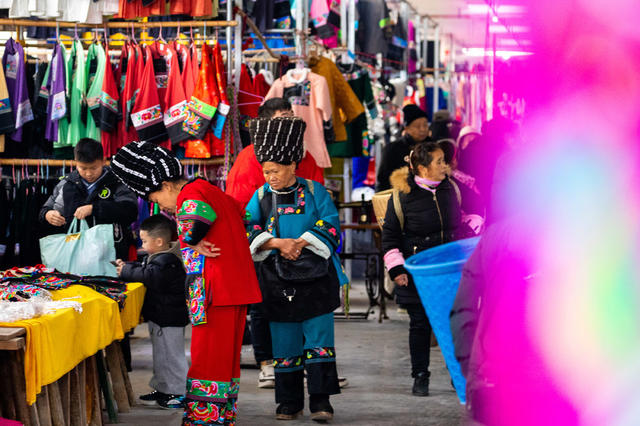 市场 春节  湘西  民族  服饰  