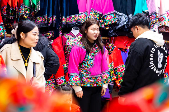 市场 春节  湘西  民族  服饰  