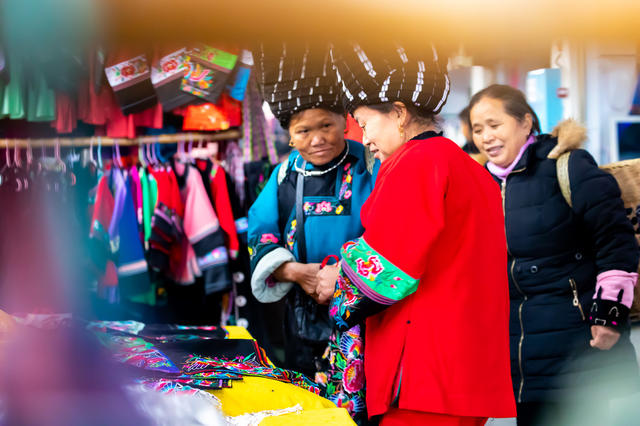 市场 春节  湘西  民族  服饰  