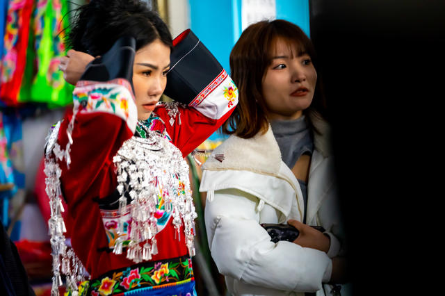 市场 春节  湘西  民族  服饰  