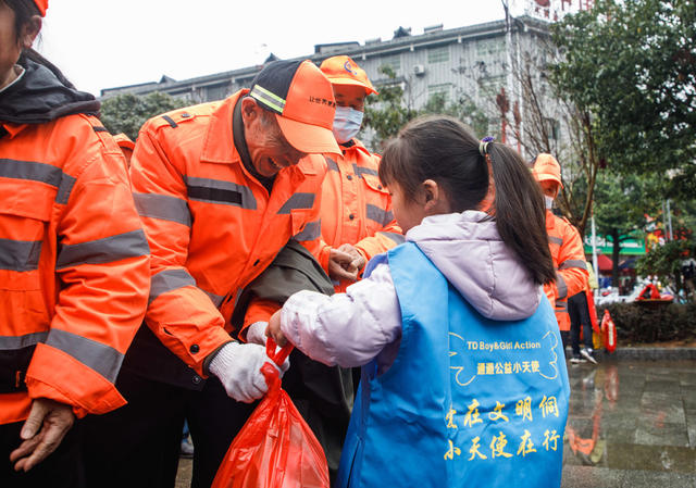 通道    慰问   环卫工   温暖   志愿者