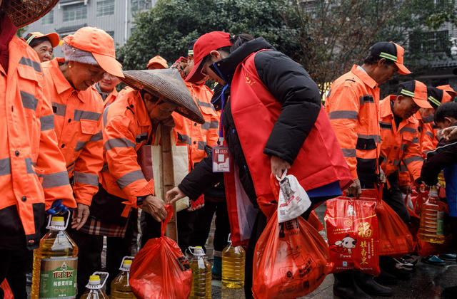 通道    慰问   环卫工   温暖   志愿者