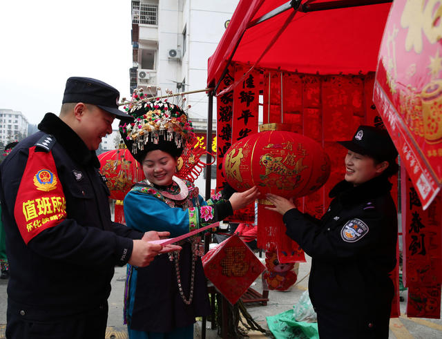  怀化铁警深入苗乡送安全