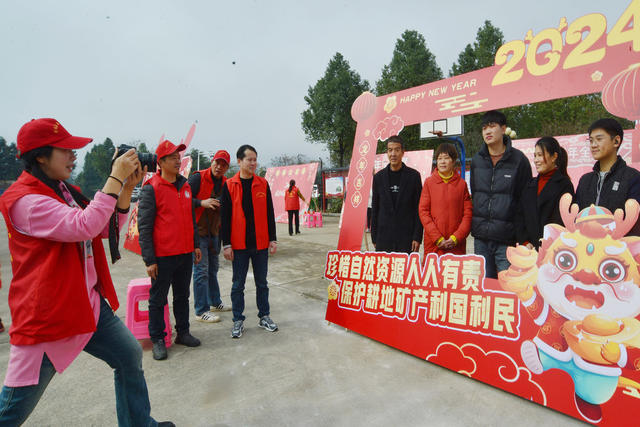 湖南宁远： 摄影进乡村  温暖全家福