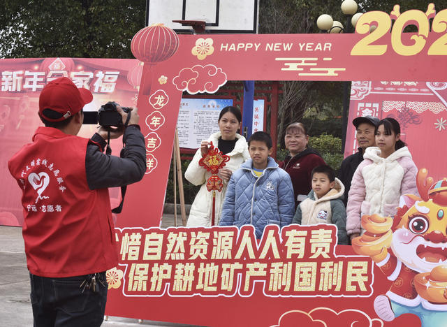 湖南宁远： 摄影进乡村  温暖全家福