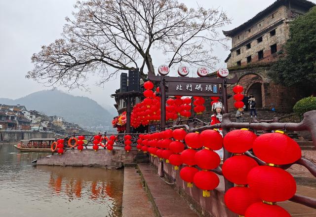 凤凰  古城  沱江  北门码头 红灯笼  游客  浓浓的年味