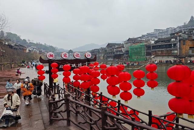 凤凰  古城  沱江  北门码头 红灯笼  游客  浓浓的年味