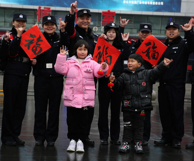 怀铁民警春运热情服务旅客