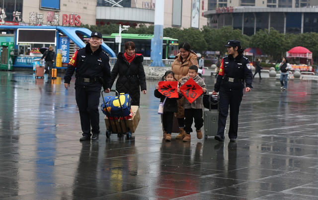 怀铁民警春运热情服务旅客