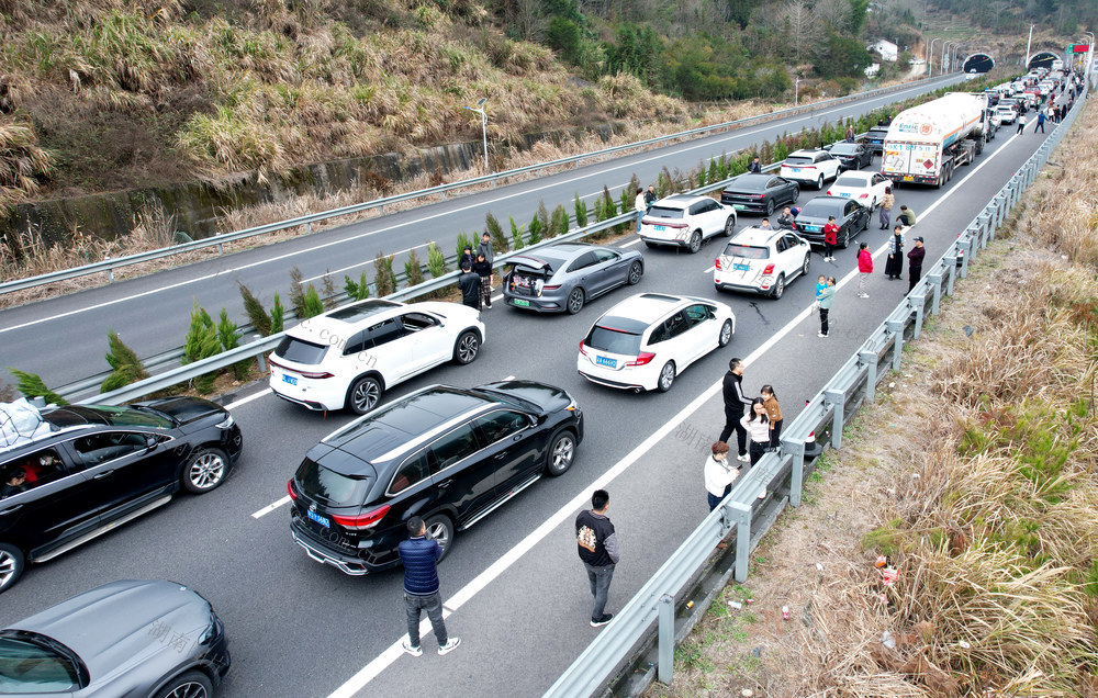 湖南桂东：高速交警及时处理事故 确保高速通畅