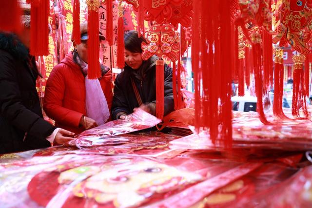 春节 饰品 灯笼 对联 吉首 红火 市民 湘西