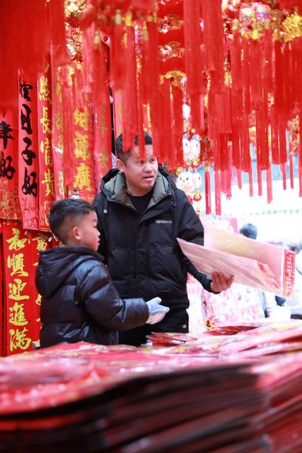 春节 饰品 灯笼 对联 吉首 红火 市民 湘西