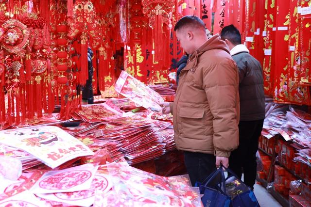 春节 饰品 灯笼 对联 吉首 红火 市民 湘西