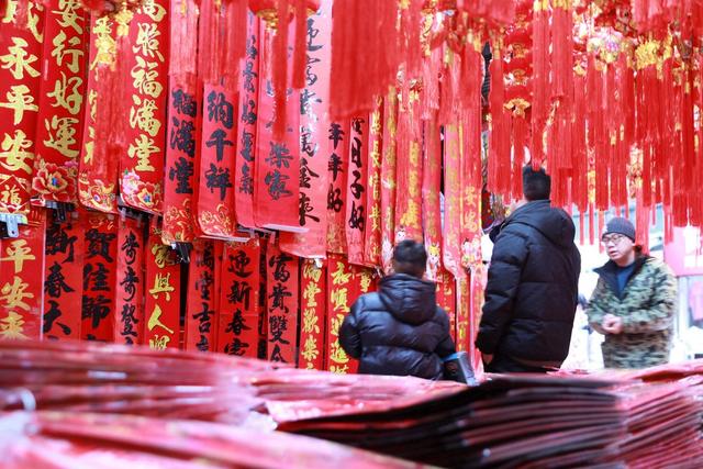 春节 饰品 灯笼 对联 吉首 红火 市民 湘西