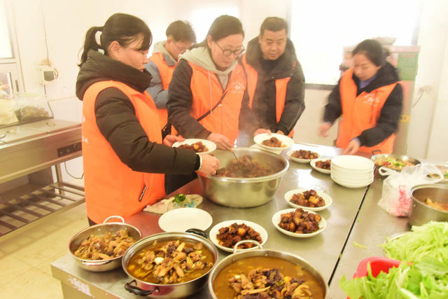 春节  敬老院  团年饭  公益组织 
 志愿者  孝文化。