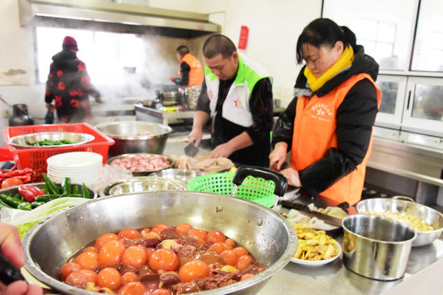 春节  敬老院  团年饭  公益组织 
 志愿者  孝文化。
