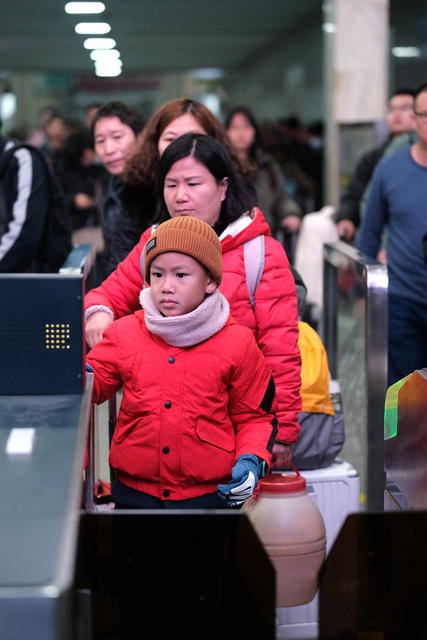 春运路上， “小候鸟”，归巢