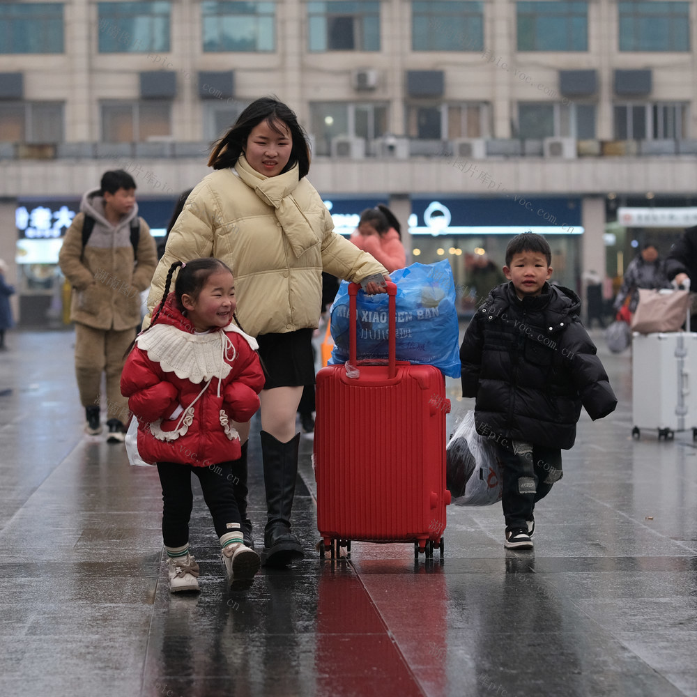 春运路上， “小候鸟”，归巢