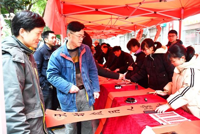 少儿写春联   免费送市民    