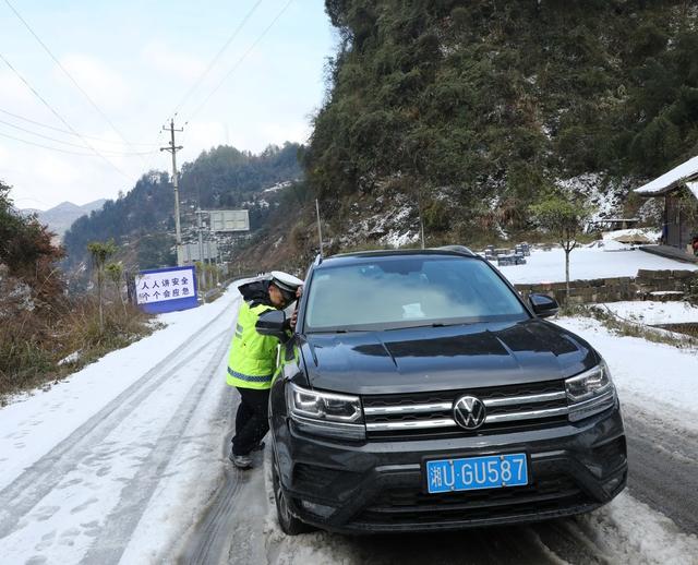 除雪保畅通   护航春运路
