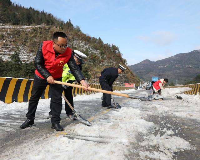 除雪保畅通   护航春运路