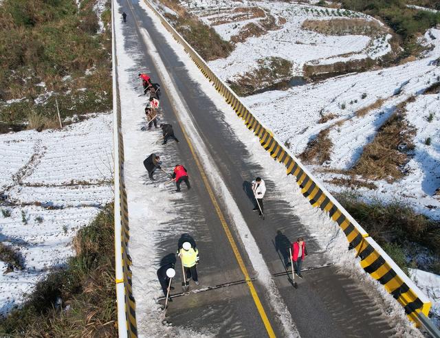 除雪保畅通   护航春运路