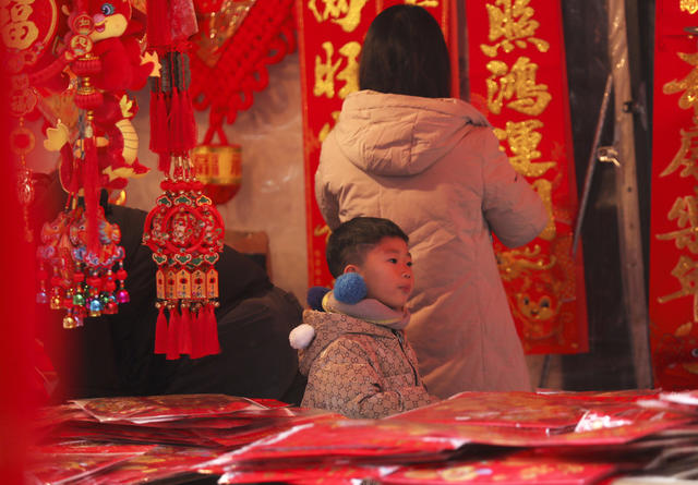 春节 迎新春 节庆饰品 年味 年货市场
