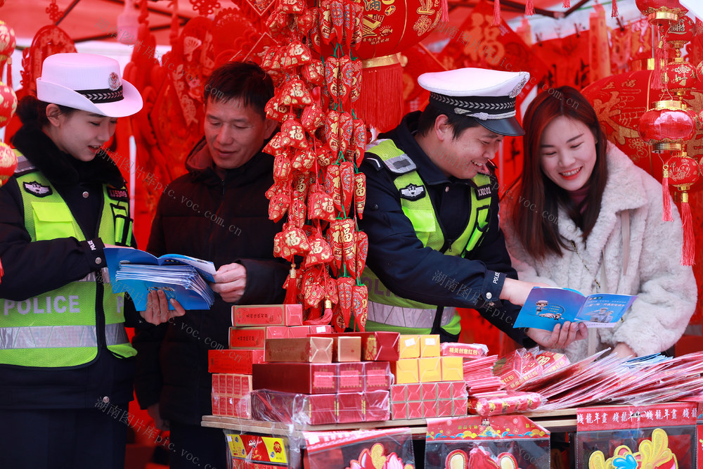 年货 市场 交警 交通 宣传 安全 回家
