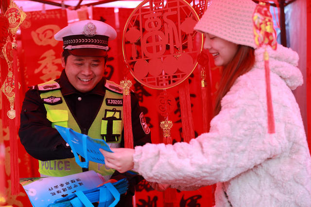年货 市场 交警 交通 宣传 安全 回家
