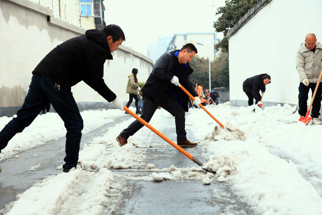 冰雪 党员 清扫 道路