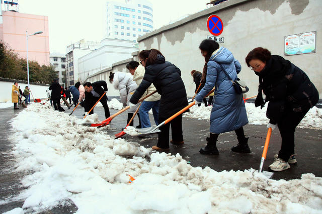 冰雪 党员 清扫 道路