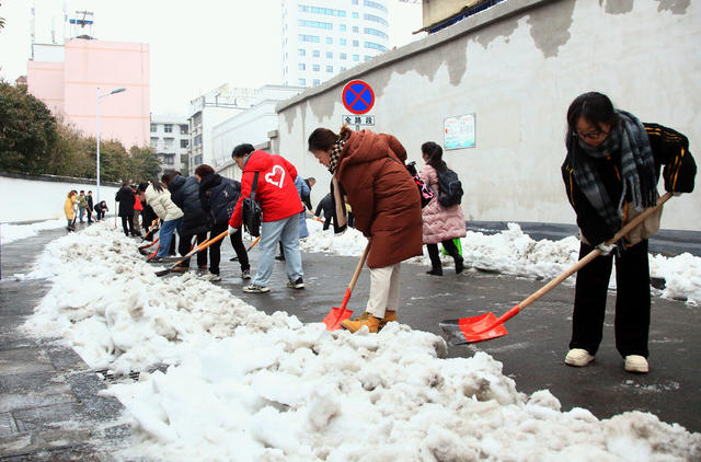冰雪 党员 清扫 道路