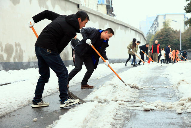 冰雪 党员 清扫 道路